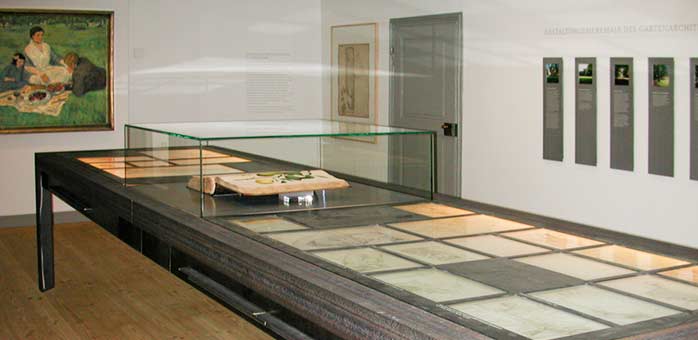 Tischvitrine mit Gartenplänen von Maximilian Friedrich Weyhe