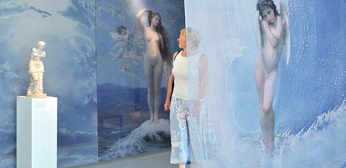 De expositie is opgezet als een gesluierde vrouw: zich tonend en tegelijkertijd De expositie is opgezet als een gesluierde vrouw: zich tonend en tegelijkertijd zich verbergend. - weerspiegelingen