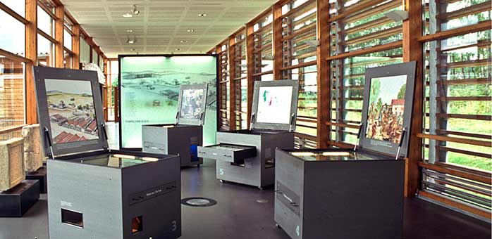 Blick in den Ausstellungsraum mit Themenvitrinen