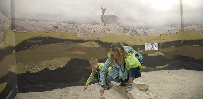 Die Grabung im Erdgeschoss mit Repliken der originalen Fundstücke. Ausstellung für Kinder und Erwachsene