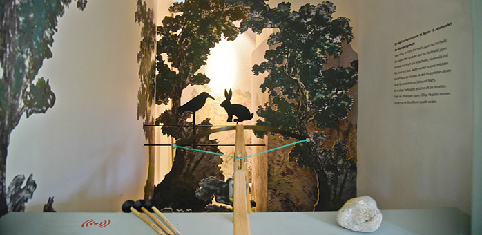Der kapazitative Sensor im Schwurstein weiß wer mit der Armbrust jagen darf. Ausstellung für Kinder und Erwachsene
