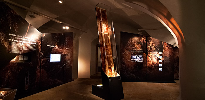 Die aufwendig restaurierte 800-jährige Leiter. Silberrausch und Berggeschrey, Ausstellung Archäomontan Dresden