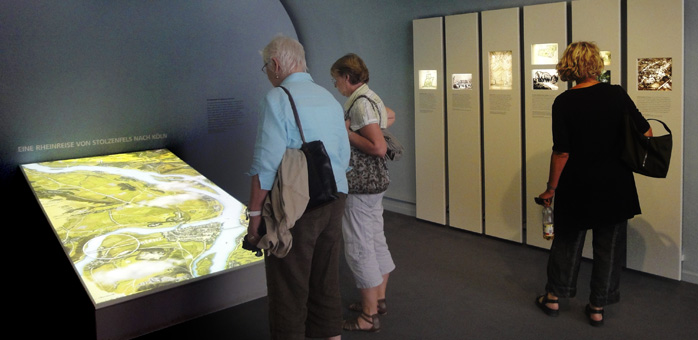 Wolken ziehen vorüber, die ersten Dampfschiffe tuckern den Rhein hinauf - ein historisches Gemälde erwacht zum Leben