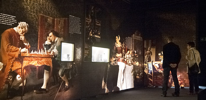 Das Licht der Ausstellung kommt ausschließlich über die Bildwände und Vitrinen