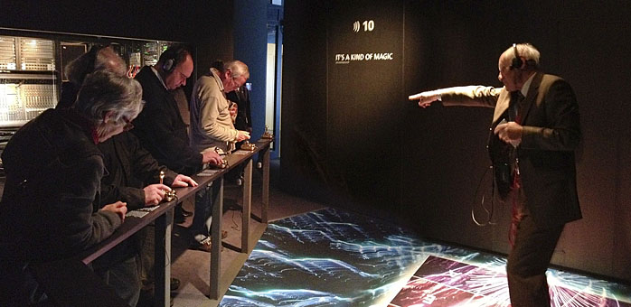 Interaktive Kompositionsfläche über Kinect-System. Musikwelten, Ausstellung im Bassermannhaus, rem, Nagual Sounds, Mark Moebius.