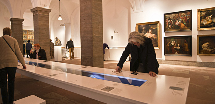 Multimedialer Vitrinentisch. Der Besucher ist "live" dabei, im literarischen Salon mit Goethe und Brentano