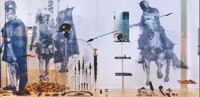 Die Legionäre - Großvitrine für Ausrüstung und Bewaffnung